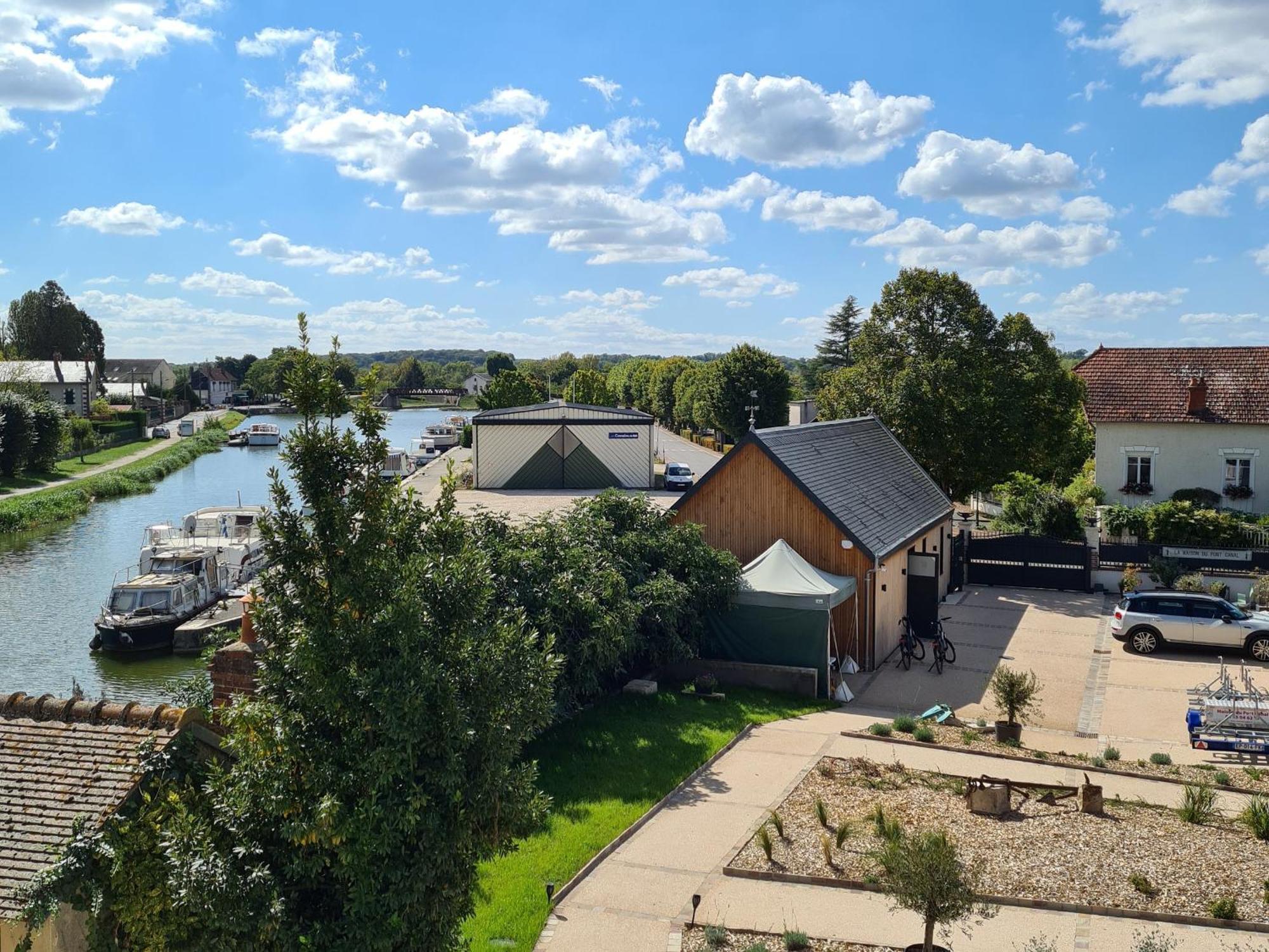 Gite Spacieux A Briare Avec Terrasse, Ideale Pour Familles Et Seminaires, Animaux Acceptes. - Fr-1-590-371 Bed & Breakfast Exterior photo