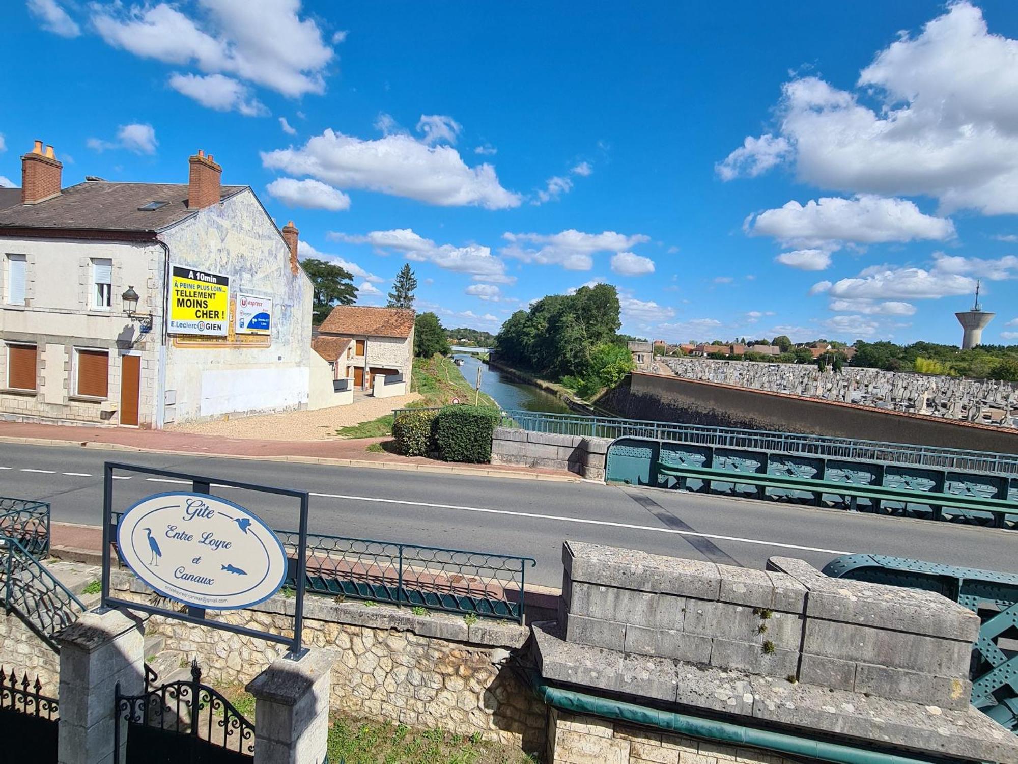 Gite Spacieux A Briare Avec Terrasse, Ideale Pour Familles Et Seminaires, Animaux Acceptes. - Fr-1-590-371 Bed & Breakfast Exterior photo